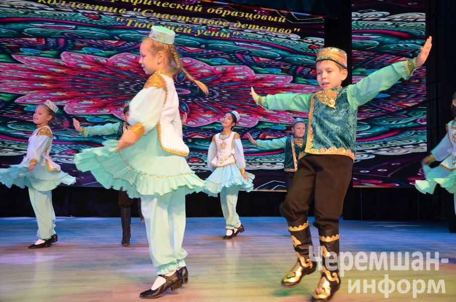 Бүген өлкәннәребез өчен район мәдәният йортында матур чара үтте (ФОТОРЕПОРТАЖ)