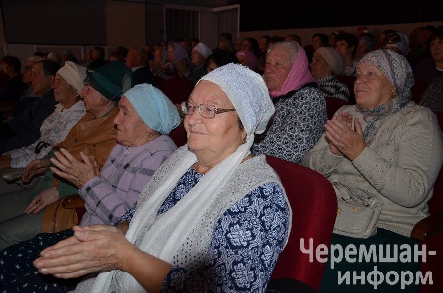 Бүген өлкәннәребез өчен район мәдәният йортында матур чара үтте (ФОТОРЕПОРТАЖ)