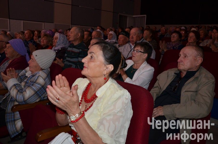 Бүген өлкәннәребез өчен район мәдәният йортында матур чара үтте (ФОТОРЕПОРТАЖ)