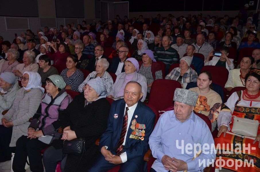 Бүген өлкәннәребез өчен район мәдәният йортында матур чара үтте (ФОТОРЕПОРТАЖ)