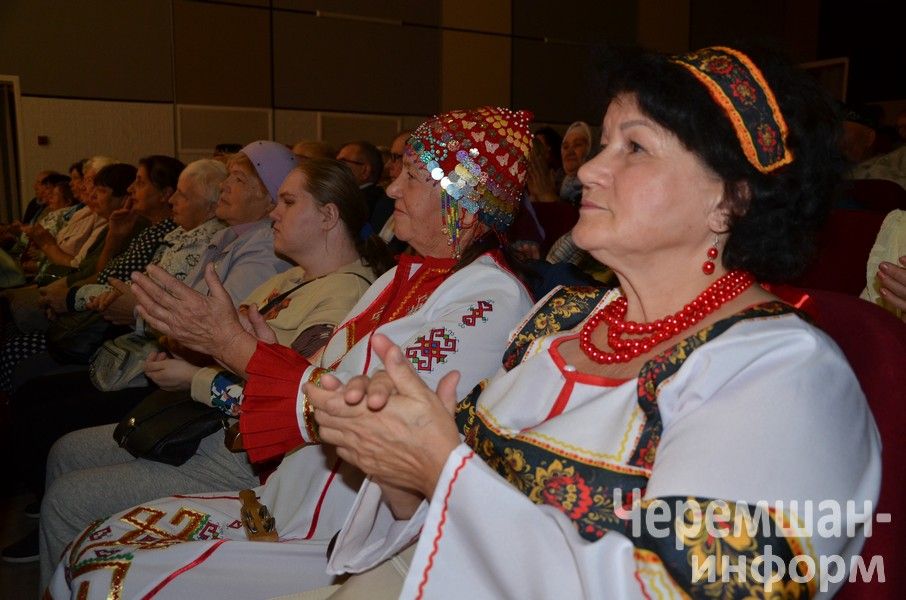 Бүген өлкәннәребез өчен район мәдәният йортында матур чара үтте (ФОТОРЕПОРТАЖ)