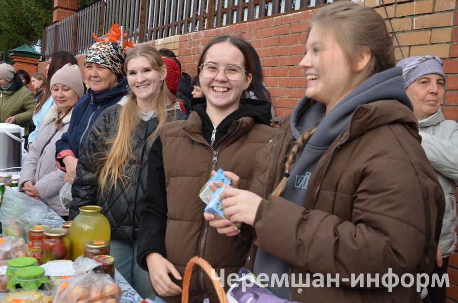Чирмешәндәге Хәйрия ярминкәсендә район үзәге мәктәпләре сату итте (ФОТОРЕПОРТАЖ)