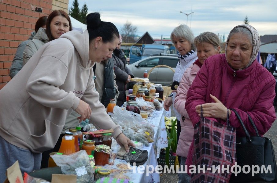 В Черемшане прошла очередная благотворительная ярмарка (ФОТОРЕПОРТАЖ)
