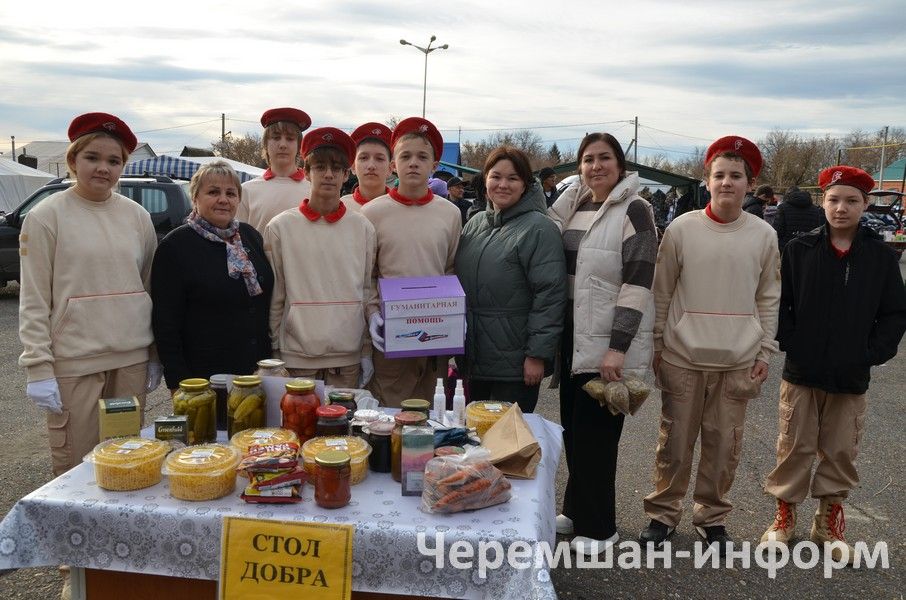 Чирмешәндәге Хәйрия ярминкәсендә район үзәге мәктәпләре сату итте (ФОТОРЕПОРТАЖ)
