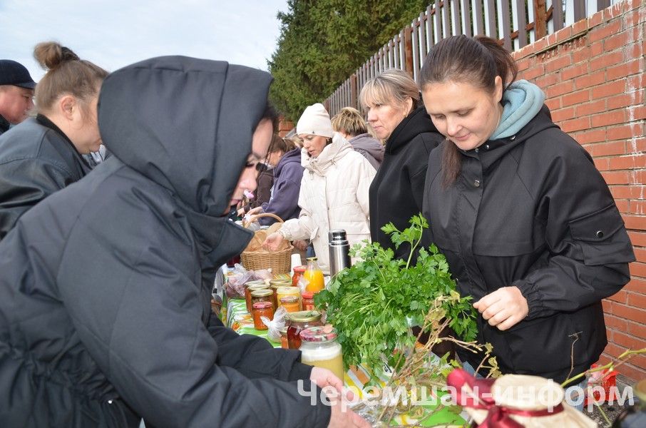 Чирмешәндәге Хәйрия ярминкәсендә район үзәге мәктәпләре сату итте (ФОТОРЕПОРТАЖ)