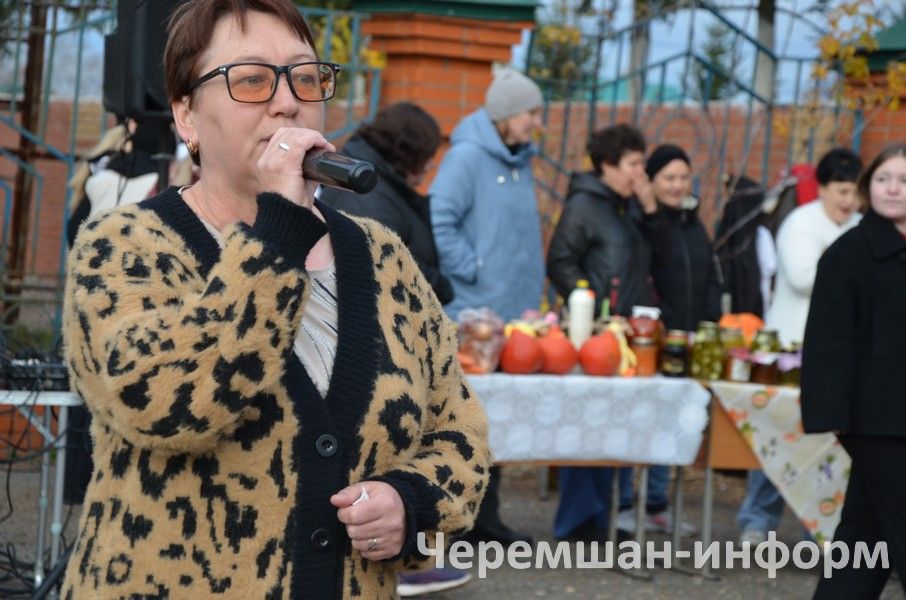 Чирмешәндәге Хәйрия ярминкәсендә район үзәге мәктәпләре сату итте (ФОТОРЕПОРТАЖ)