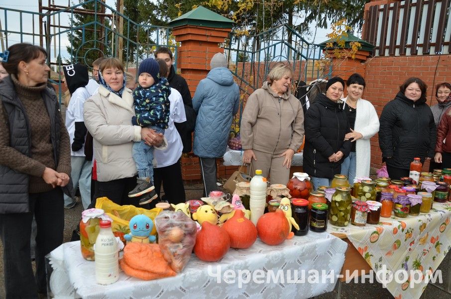 Чирмешәндәге Хәйрия ярминкәсендә район үзәге мәктәпләре сату итте (ФОТОРЕПОРТАЖ)