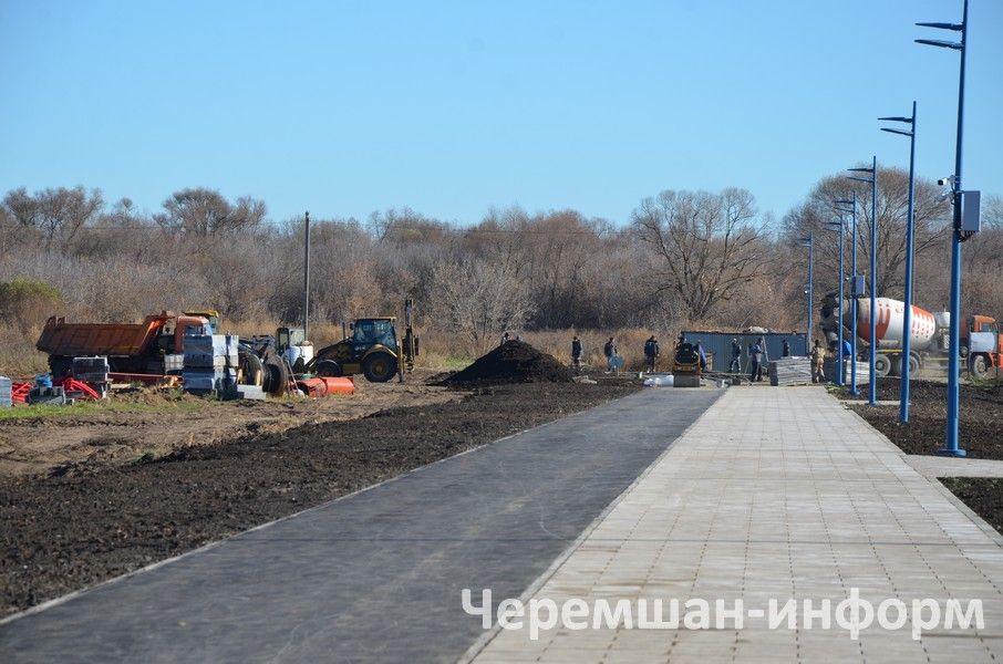 Район үзәгендә Чирмешән елгасы яр буе күзгә күренеп матурая (ФОТОРЕПОРТАЖ)