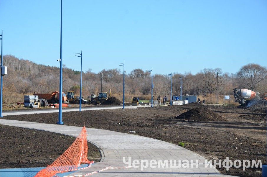 Район үзәгендә Чирмешән елгасы яр буе күзгә күренеп матурая (ФОТОРЕПОРТАЖ)