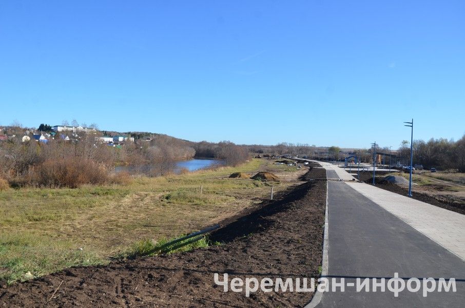 Район үзәгендә Чирмешән елгасы яр буе күзгә күренеп матурая (ФОТОРЕПОРТАЖ)