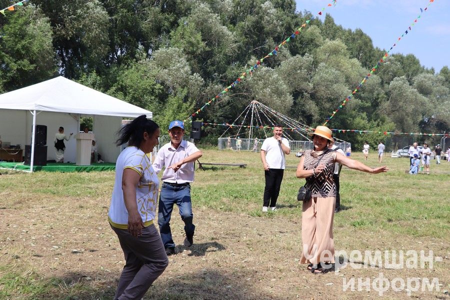 В Беркет-Ключе на Дне села встретились родные и одноклассники (ФОТОРЕПОРТАЖ)
