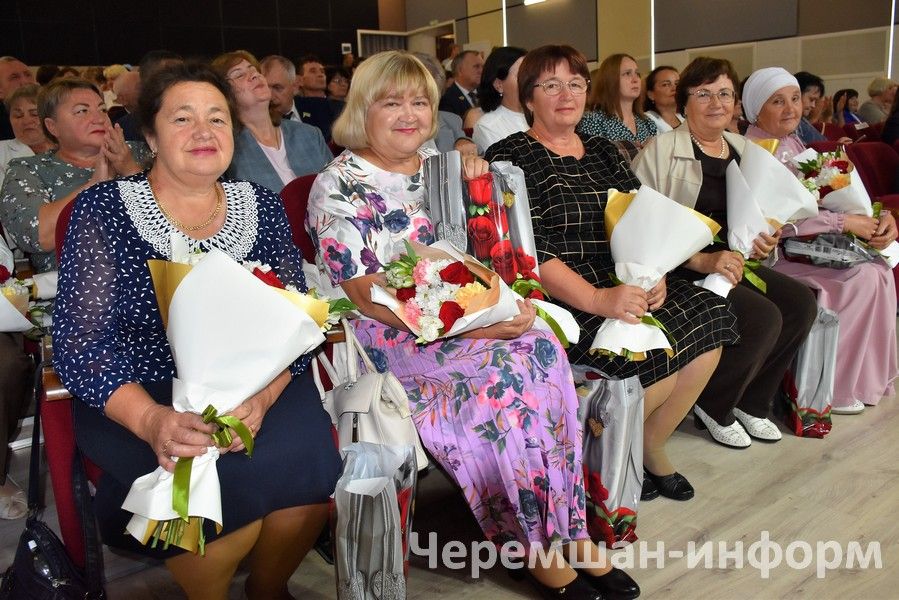 Чирмешәндә укытучыларны хөрмәтләделәр (ФОТОРЕПОРТАЖ)