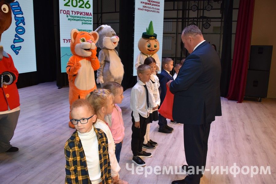 В рамках акции "Помоги собраться в школу!" 18 первоклассников получили рюкзаки (ФОТОРЕПОРТАЖ)