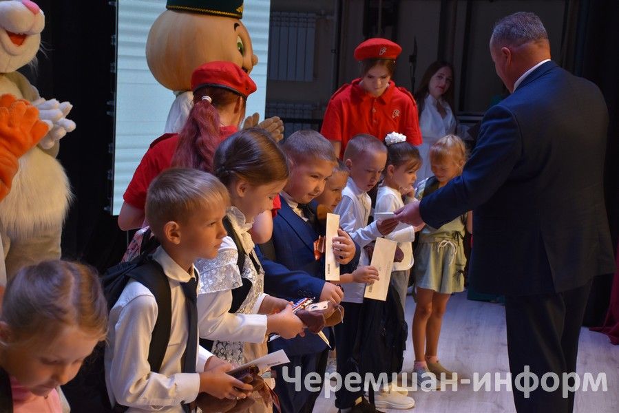 Чирмешәндә "Мәктәпкә җыенырга ярдәм ит!" акциясе кысаларында беренче сыйныфка баручы 18 балага рюкзаклар бирделәр (ФОТОРЕПОРТАЖ)