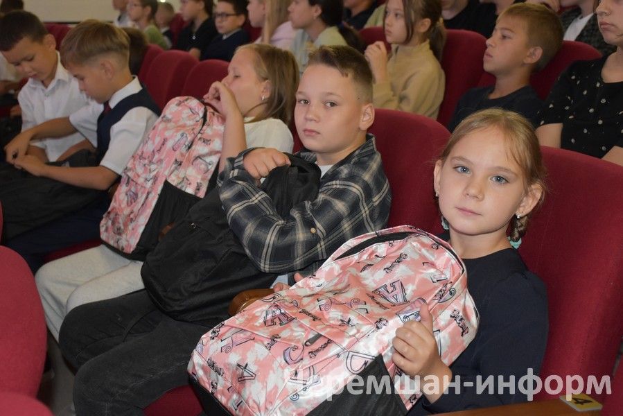 В рамках акции "Помоги собраться в школу!" 18 первоклассников получили рюкзаки (ФОТОРЕПОРТАЖ)