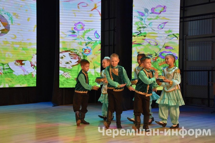 Чирмешәндә "Мәктәпкә җыенырга ярдәм ит!" акциясе кысаларында беренче сыйныфка баручы 18 балага рюкзаклар бирделәр (ФОТОРЕПОРТАЖ)