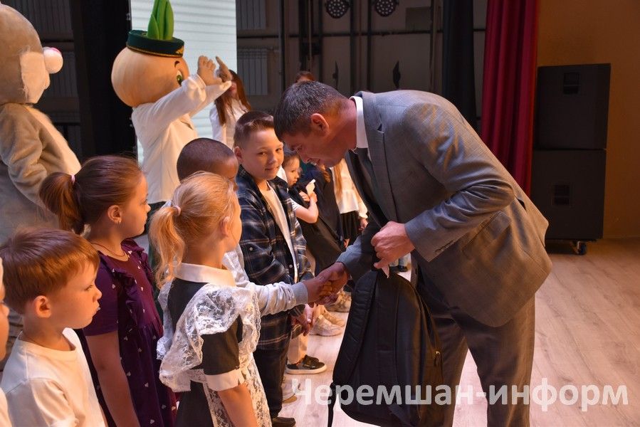 Чирмешәндә "Мәктәпкә җыенырга ярдәм ит!" акциясе кысаларында беренче сыйныфка баручы 18 балага рюкзаклар бирделәр (ФОТОРЕПОРТАЖ)