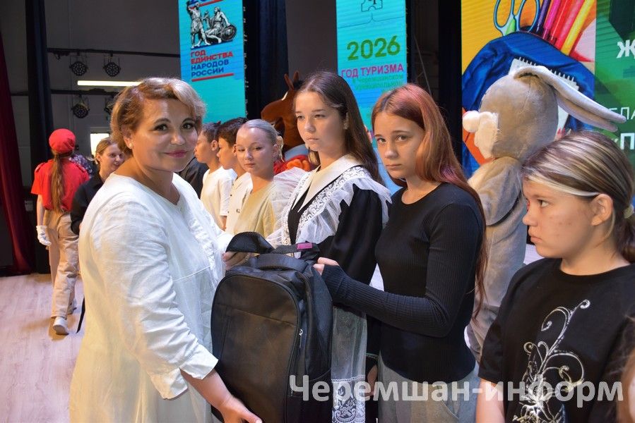 Чирмешәндә "Мәктәпкә җыенырга ярдәм ит!" акциясе кысаларында беренче сыйныфка баручы 18 балага рюкзаклар бирделәр (ФОТОРЕПОРТАЖ)