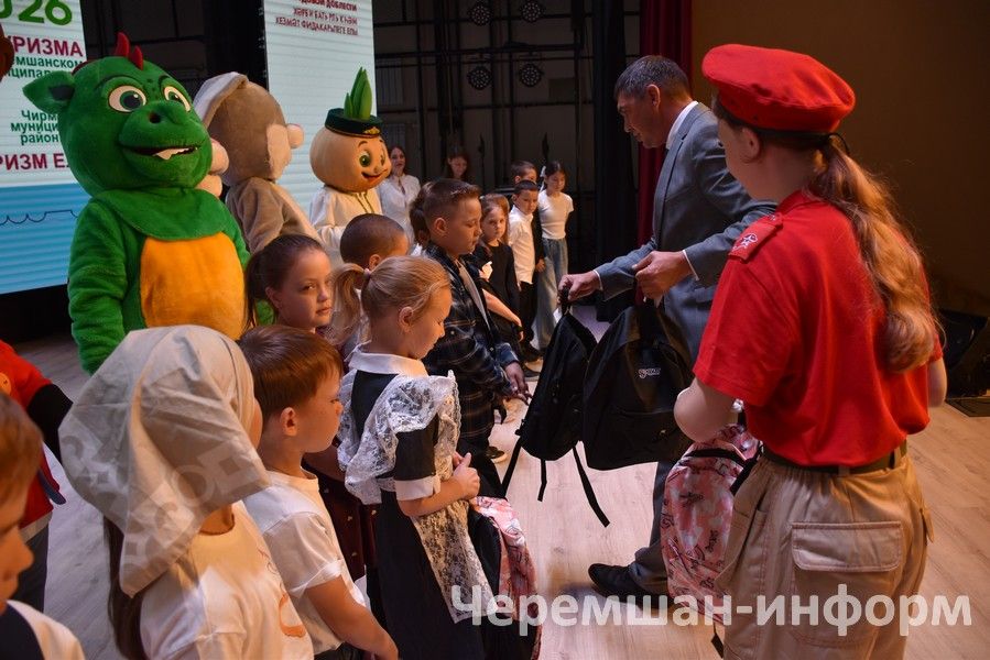 Чирмешәндә "Мәктәпкә җыенырга ярдәм ит!" акциясе кысаларында беренче сыйныфка баручы 18 балага рюкзаклар бирделәр (ФОТОРЕПОРТАЖ)