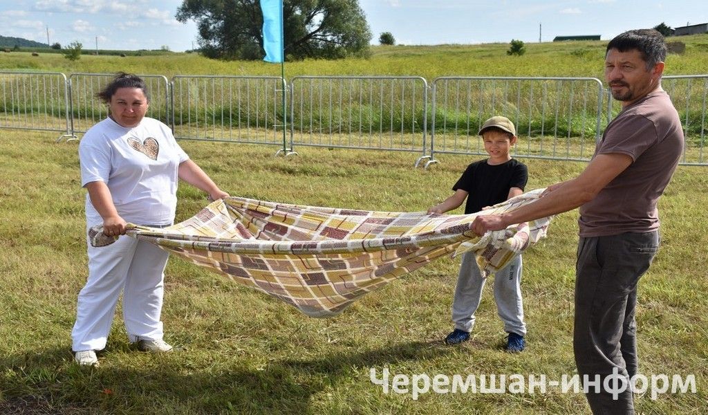 Бәркәтәдәге "Сәмрух" фестиваленә 100дән күбрәк кеше җыелды (ФОТОРЕПОРТАЖ)