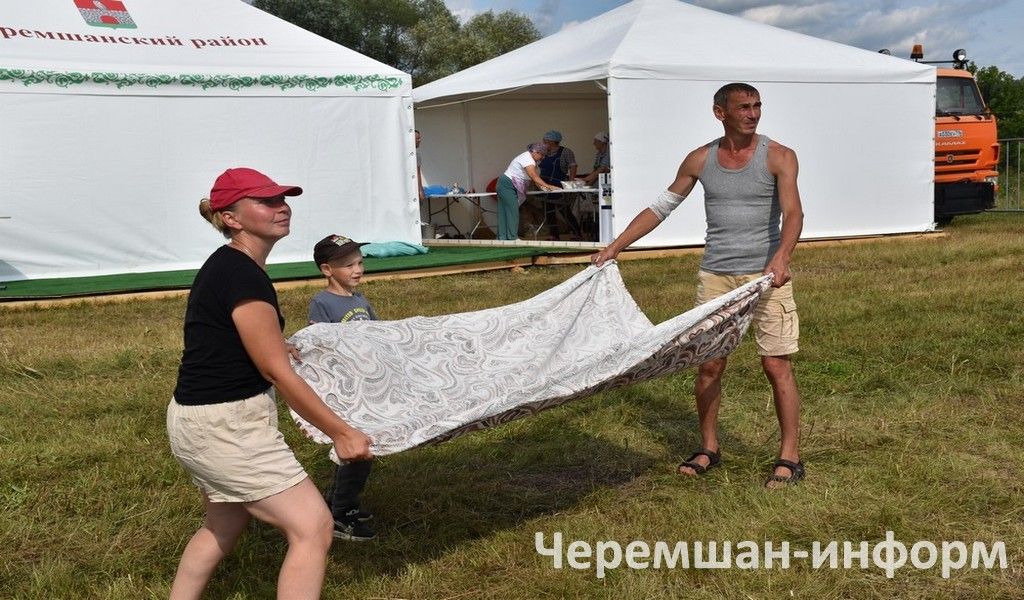 Бәркәтәдәге "Сәмрух" фестиваленә 100дән күбрәк кеше җыелды (ФОТОРЕПОРТАЖ)
