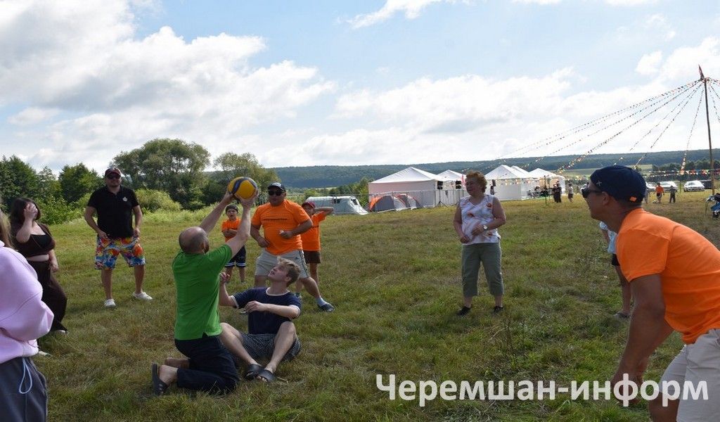 Бәркәтәдәге "Сәмрух" фестиваленә 100дән күбрәк кеше җыелды (ФОТОРЕПОРТАЖ)