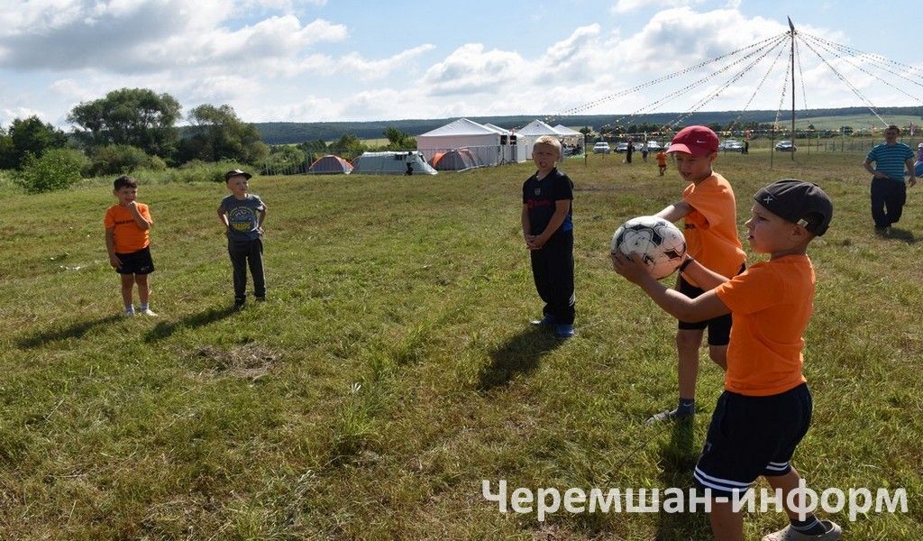 Бәркәтәдәге "Сәмрух" фестиваленә 100дән күбрәк кеше җыелды (ФОТОРЕПОРТАЖ)