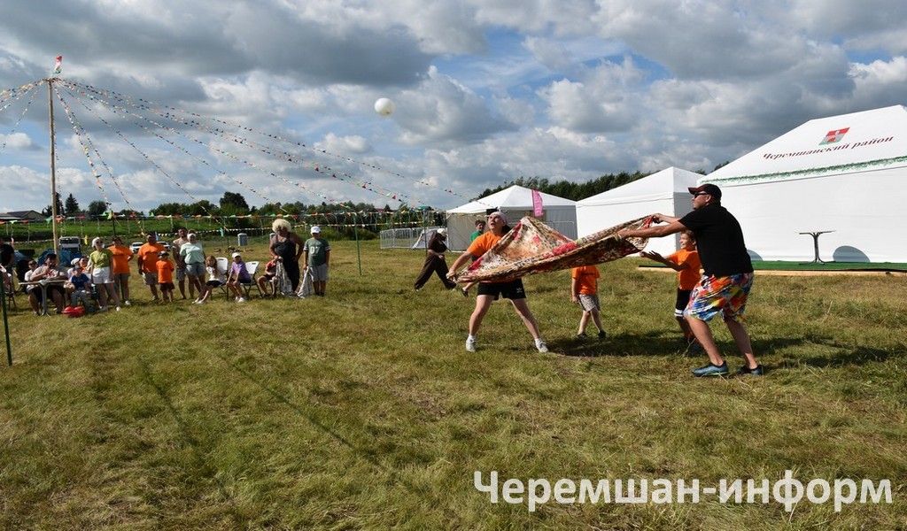Бәркәтәдәге "Сәмрух" фестиваленә 100дән күбрәк кеше җыелды (ФОТОРЕПОРТАЖ)