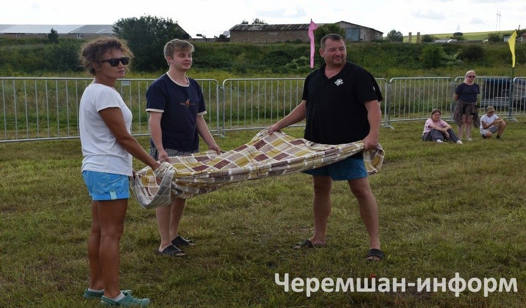 Бәркәтәдәге "Сәмрух" фестиваленә 100дән күбрәк кеше җыелды (ФОТОРЕПОРТАЖ)