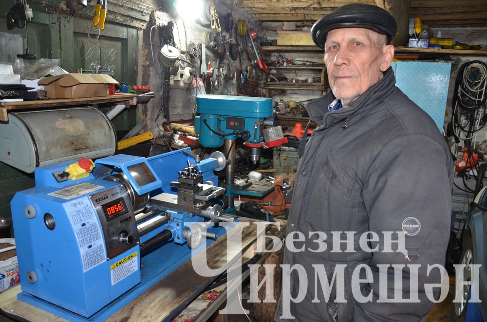 Иске Элмәле авылыннан Петр Малый мини-трактор җыйган