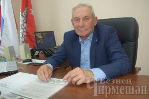 Ульяновка авылының элеккеге колхозчылары бүләк газета укый