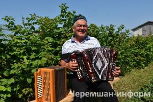 Гармонь с шестидесятилетней историей не умолкает в руках музыканта