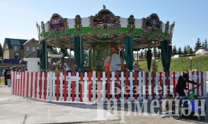 Балаларны Чирмешән каруселендә бушлай әйләндерәләр