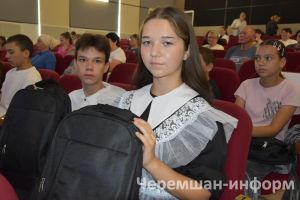 Чирмешәндә 255 укучыга яңа портфельләр тапшырдылар