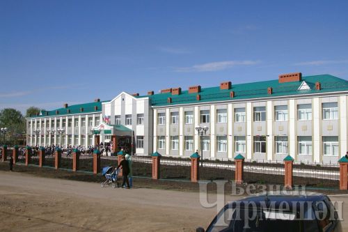 Лашман мәктәбенең элеккеге укучысы укытучысын бүләк белән сөендерде