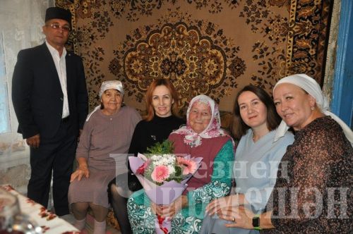 Югары Кәминкәдән 90 яшьлек Минсорур Гыйләҗева кунакларны гөбәдия пешереп каршылады
