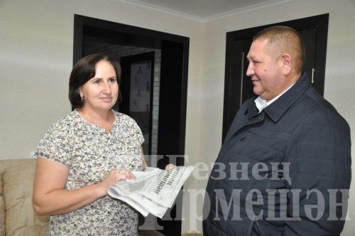 Түбән Чегодайдан Лилия Хожаевага бүләк китерделәр