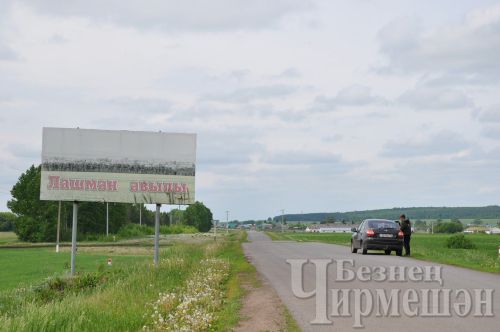 Лашманда Октябрь бәйрәмендә уңган төзүчеләргә тегү машинасы биргәннәр