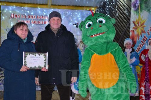 Чирмешәндә ишегалларын Яңа елга иң матур бизәүчеләрне бүләкләделәр