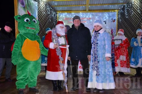 Чирмешәндә ишегалларын Яңа елга иң матур бизәүчеләрне бүләкләделәр