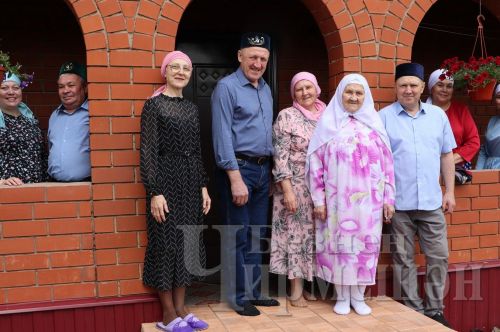 Лашман юбиляры Миннур Нуретдинова мәҗлескә җәймә пешереп куйган