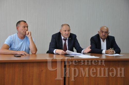 Чирмешән районы башлыгы сөт җыючы эшмәкәрләр белән аралашты