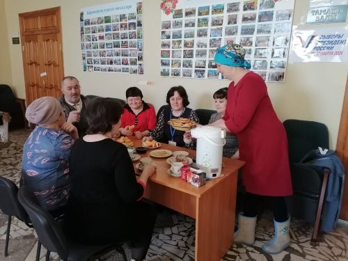 Иске Кадида сайлаучыларны чәй табыны көйләп каршы алдылар