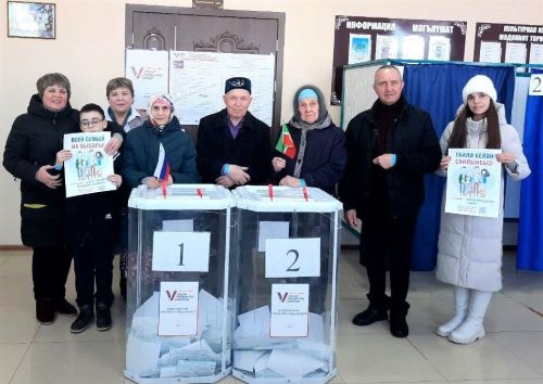 Лашман авылыннан Мөбарәкшиннар гаиләсе сайлау участогына  сигезәү килделәр