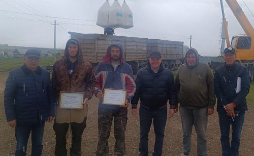 В Черемшанском районе передовых механизаторов награждают в поле