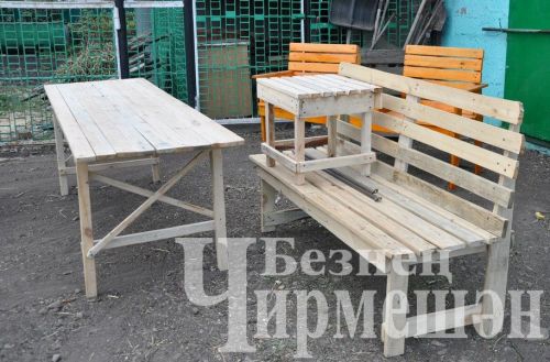 Аяксыз калган Илдус Җиһаншин “поддон” такталарыннан урындыклар ясый