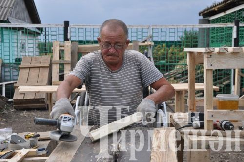 Аяксыз калган Илдус Җиһаншин “поддон” такталарыннан урындыклар ясый