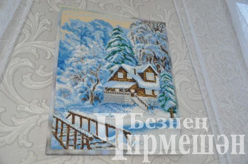 Керкәле  авылы остасы  үз картинасына 38 төсле алмаз тезгән