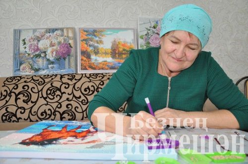 Керкәле  авылы остасы  үз картинасына 38 төсле алмаз тезгән