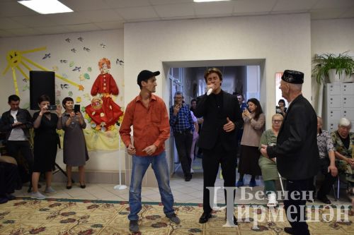 Ришат Төхвәтуллин Чирмешәндәге өлкәннәр йорт-интернатында җырлады